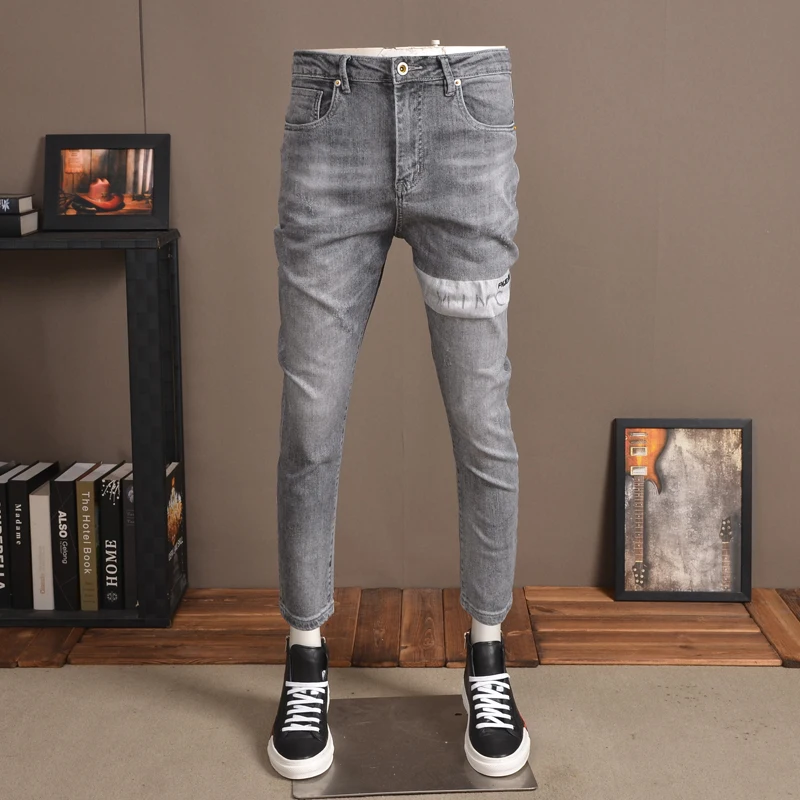 

Джинсы мужские летние серые 2021, модные эластичные джинсовые брюки с принтом, уличная одежда, облегающие брюки-карандаш длиной до щиколотки