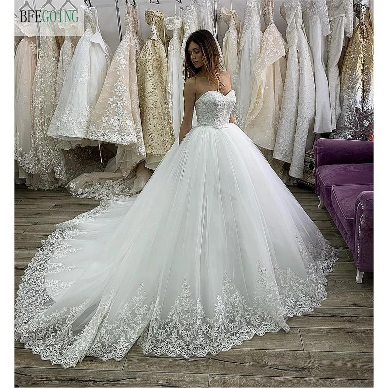 Белое Кружевное Тюлевое бальное платье без бретелек в пол свадебное со шлейфом