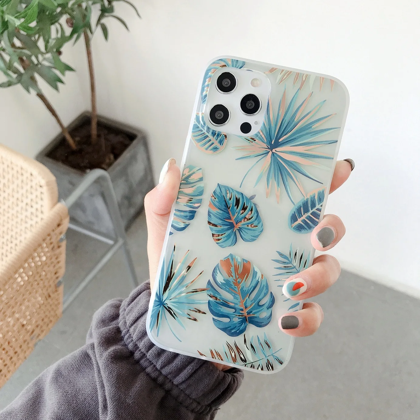 

Luxurious Electroplated Flowers Leaves Phone Case For iPhone 7 8 SE 2020 Plus X XS XR 11 12 13 Mini Pro Max Silicone Back Cover
