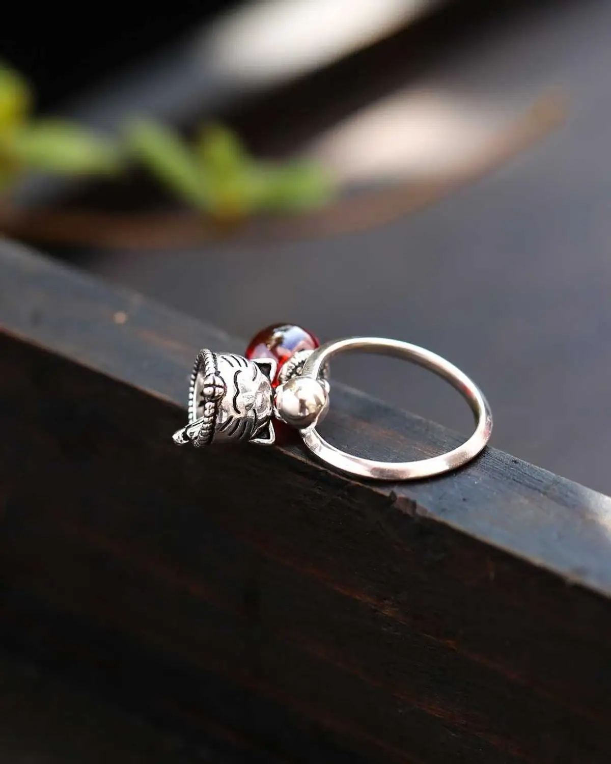 Кольцо с колокольчиком в виде кошки из серебра пробы натуральным кристаллом