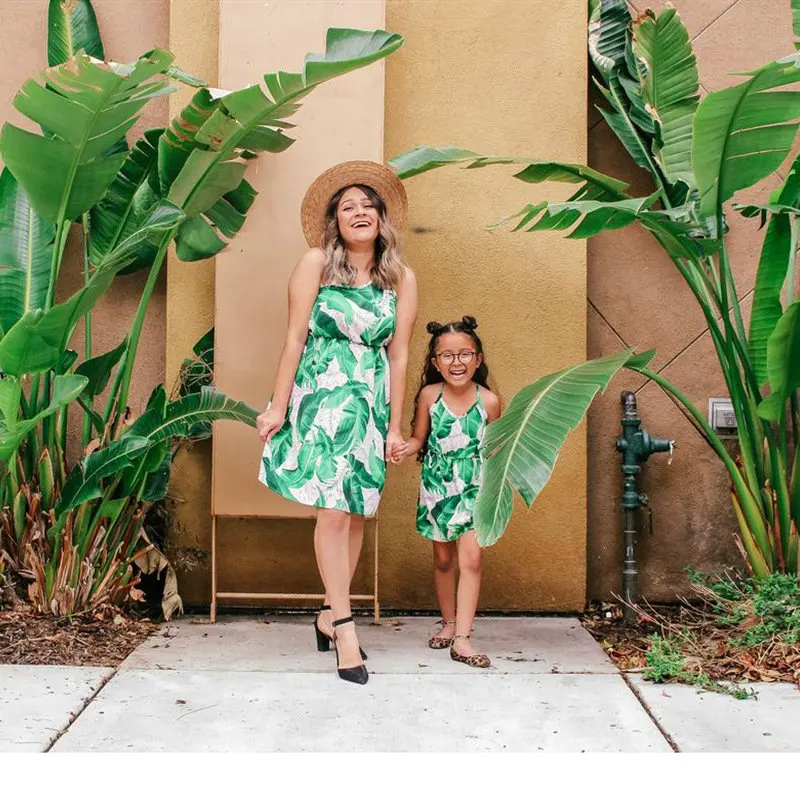 

Летнее платье без рукавов для мамы и дочки, сочетающаяся одежда с принтом листьев, семейный образ, сочетающиеся наряды, 2020, платья для мамы и ...