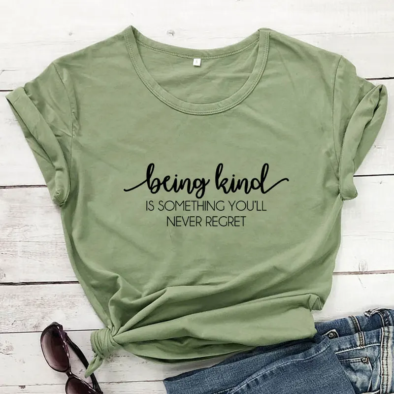 

Футболка женская повседневная с надписью «Be Kind»