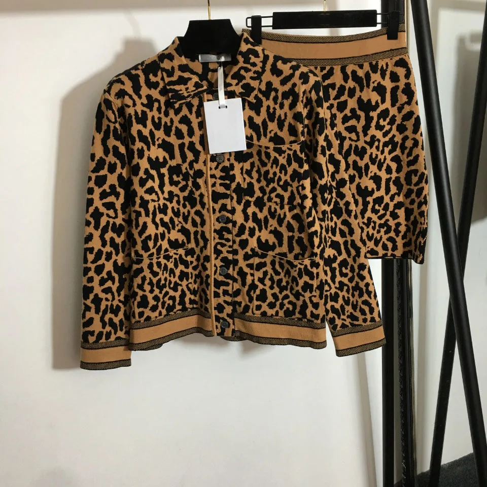 

Роскошный дизайнерский пикантный свитер с леопардовым принтом и лацканами, 2021, модный авангардный весенне-осенний комплект из двух предмет...