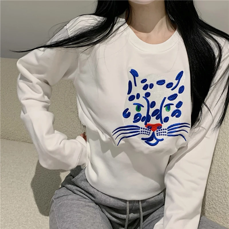 Свитшот женский с вышивкой кошки повседневный белый пуловер круглым вырезом и