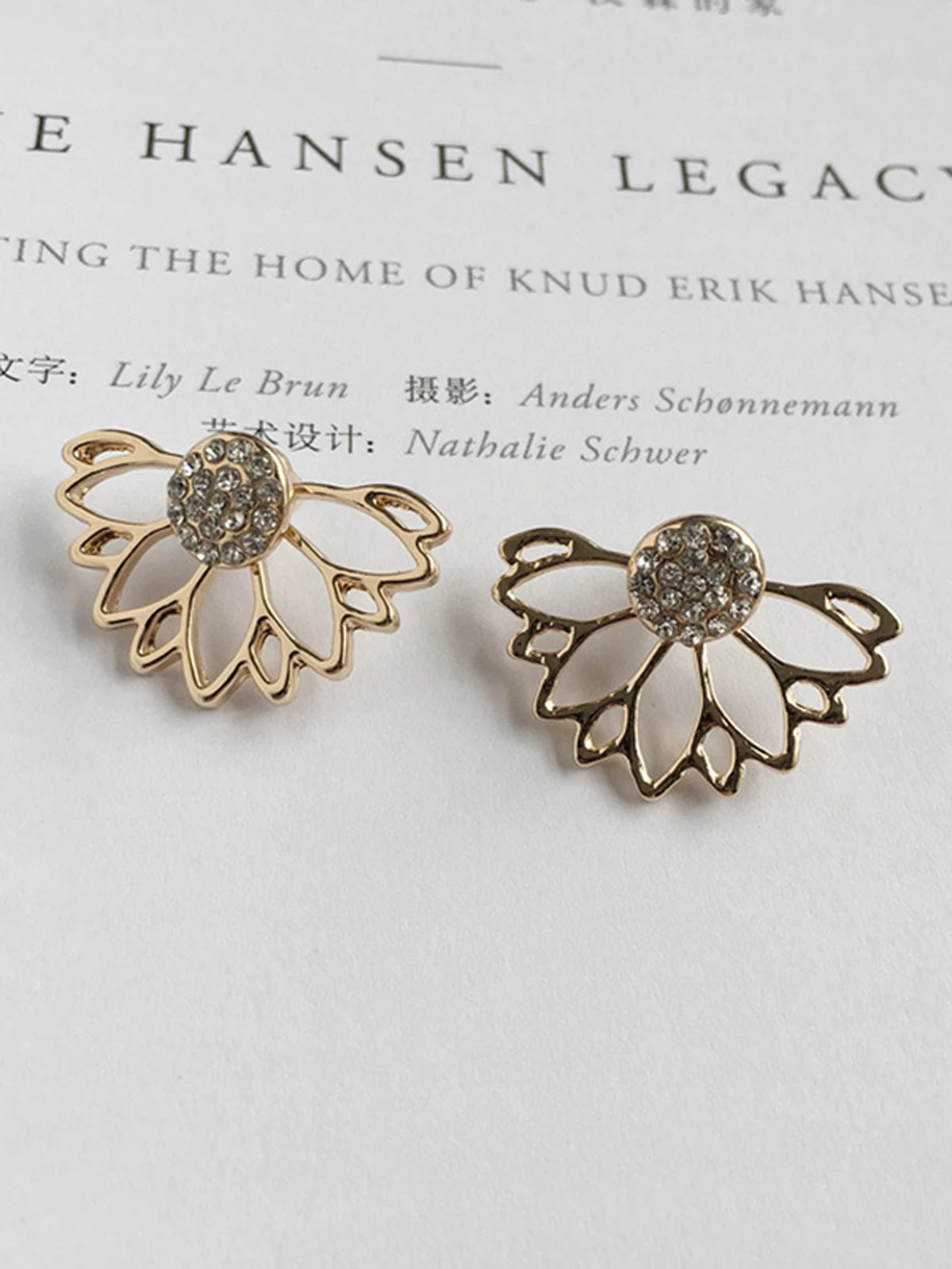 

Fashion Anti Allergy Creative Hollow-Out Lotus Shape Full Drill Boutique Ear Stud Earrings For Women Female 2021 Made In China