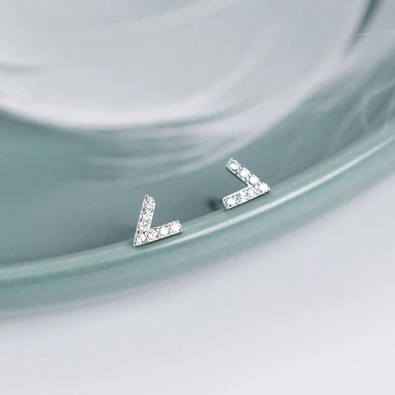 Новые серьги-гвоздики в форме V AAA с кубическим цирконием из стерлингового