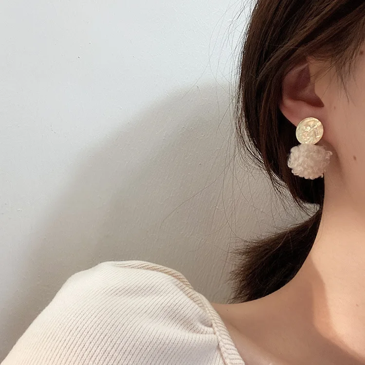 S925 серебро корейской моды свисающие серьги для женщин милые ягненка мяч длинные