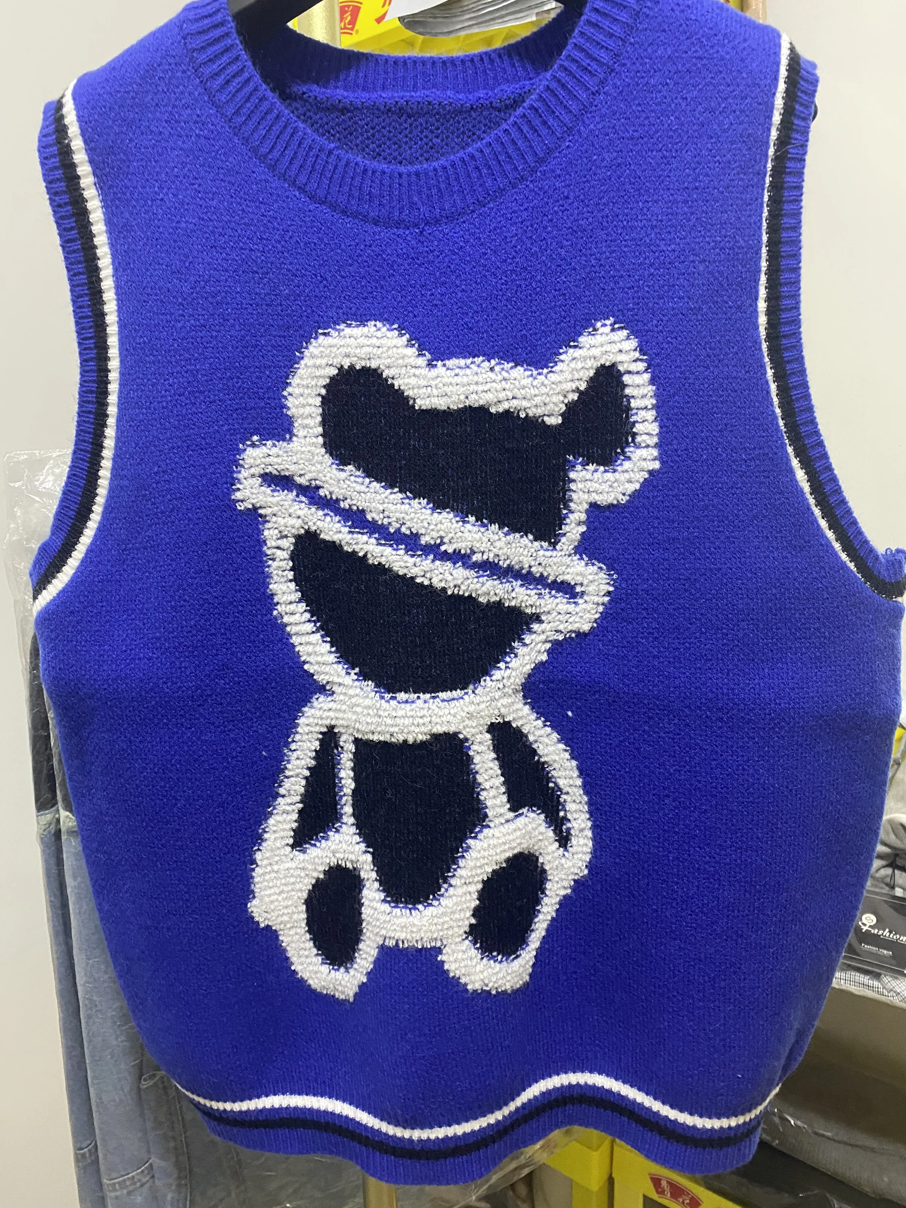 Женский трикотажный жилет без рукавов с V-образным вырезом