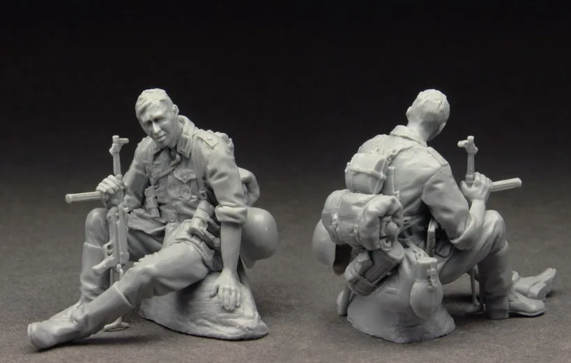 

1/35 Resting soldier