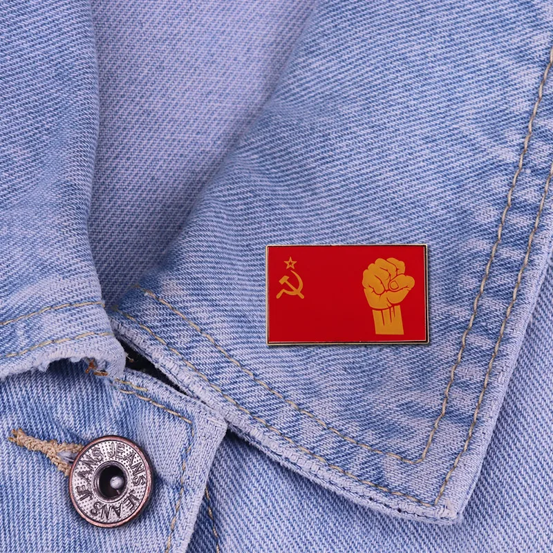 Флаг СССР и булавка в виде кулака Коммунистический логотип великого социализма |