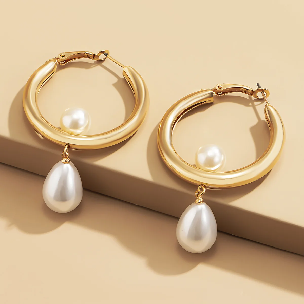 

Retro Fashion Water Drop Imitation Pearl Earrings Simple Geometric Metal Glossy Earrings European and American Ladies Jewelry