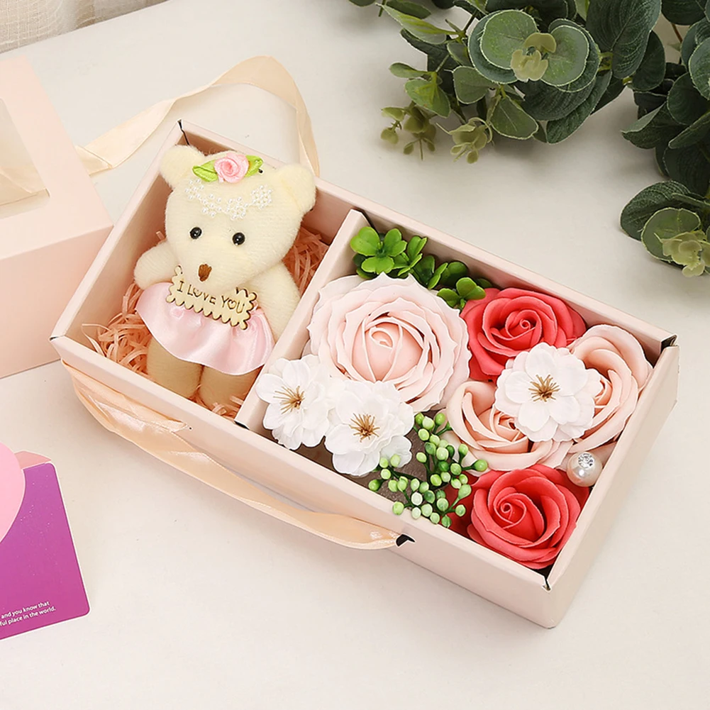 Подарочная коробка с розовым мылом и изображением маленького медведя не