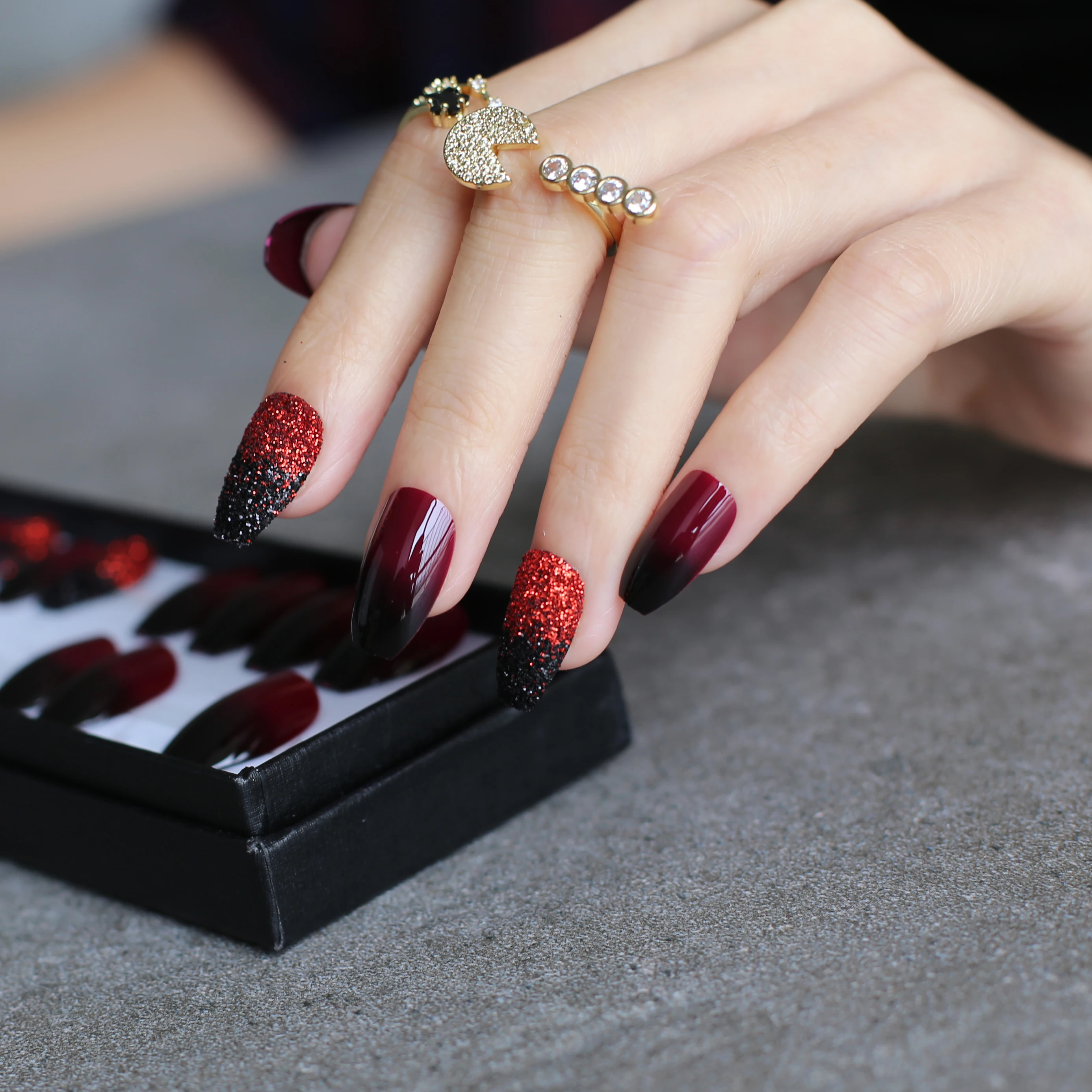 Накладные ногти ручной работы с блестками и градиентом синие красные черные