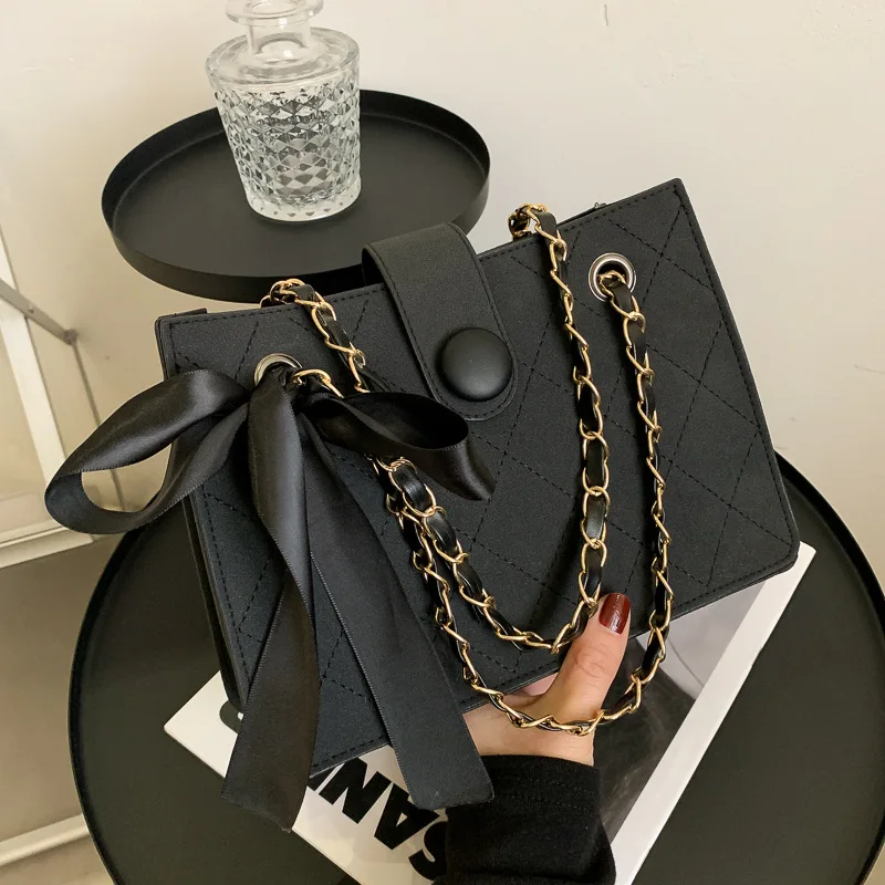 

Женская новая модная осенне-зимняя вместительная сумка-мессенджер на цепочке женская маленькая квадратная сумка на одно плечо в иностранн...