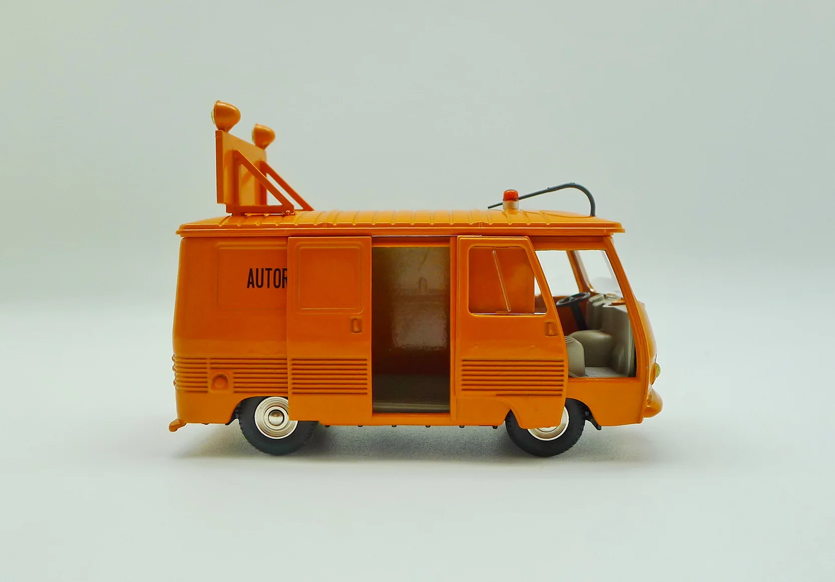 Atlas Dinky Truck 570 A PEUGEOT J 7 Autoroutes литые игрушки 1:43