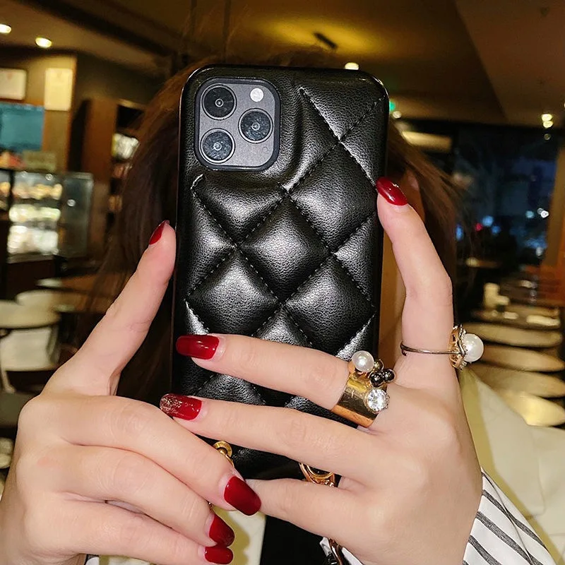 

Luxury Fashion Metal Hand Chain Handbag Design Lambskin Leather Case Cover For Iphone 12 Mini 11 Pro XS Max XR X 8 7 Plus SE