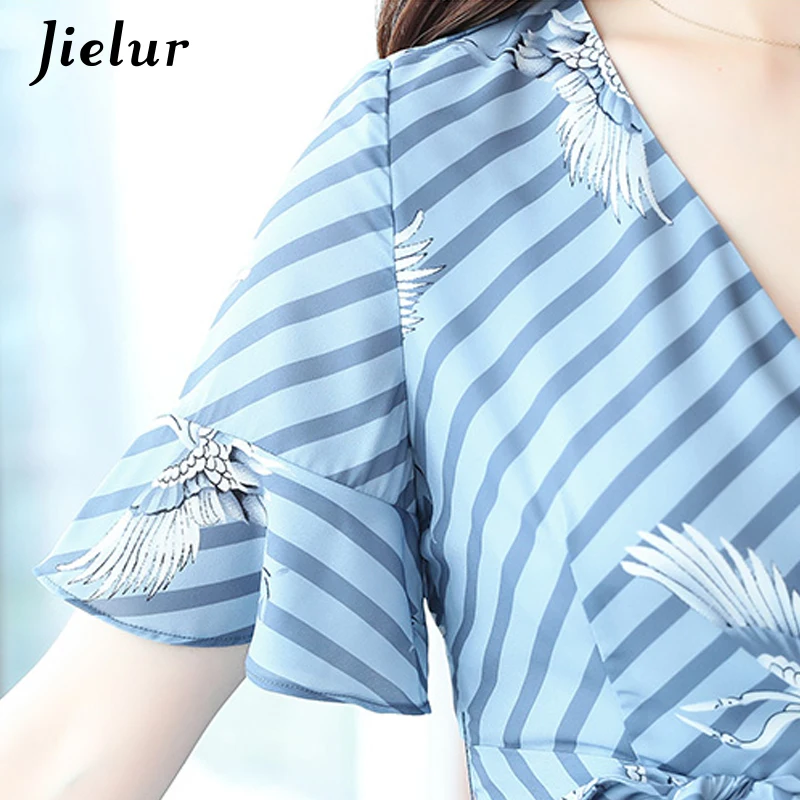 Женское платье в полоску с V-образным вырезом цветочным принтом и оборками |