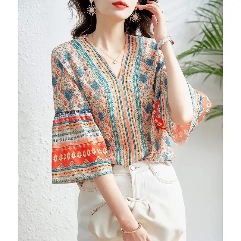 

2021 summer thin V-neck top design sense 3 / 4 Sleeve Shirt
