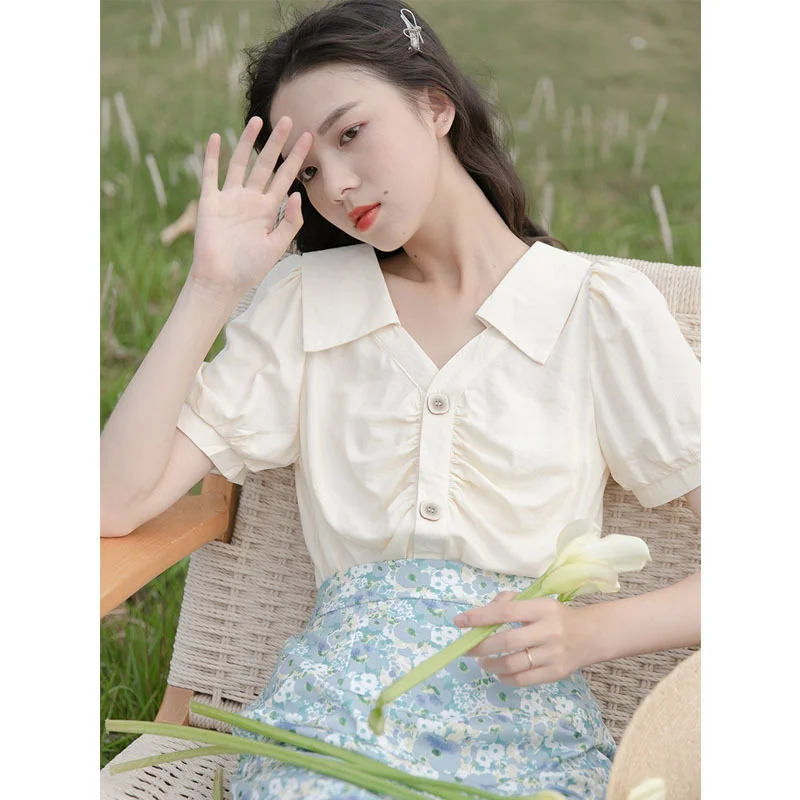 

Женская рубашка с пышными рукавами и V-образным вырезом