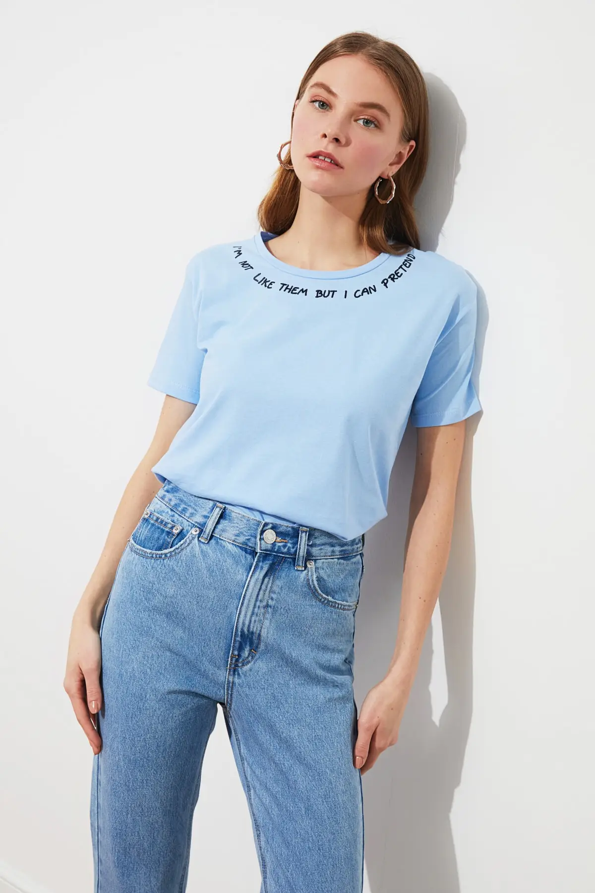 Укороченная трикотажная футболка с вышивкой Trendyol TWOSS20TS0485|Футболки| |
