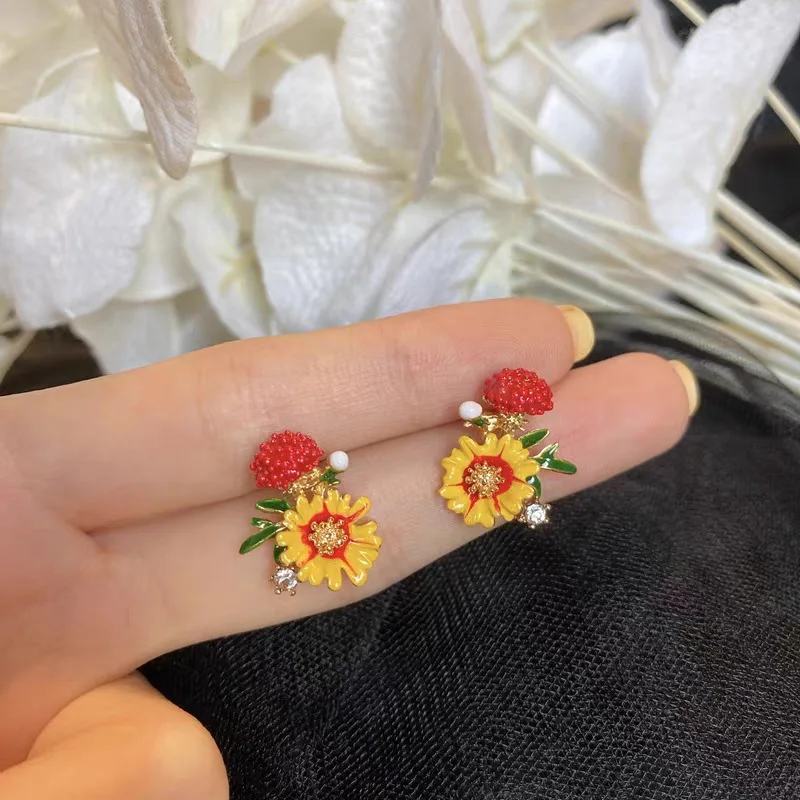 

New Retro Fairy Enamel Colored Glaze Earrings Female Purple S925 Silver Needle Small Daisy All-match French Earrings Tide
