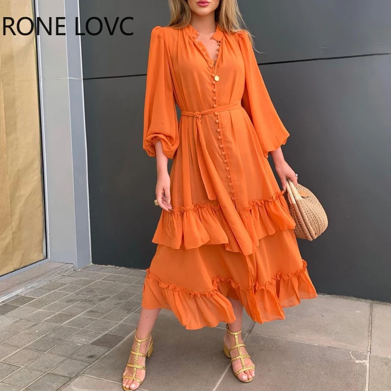 Женское платье с рюшами подолом рукавами-фонариками и пуговицами спереди