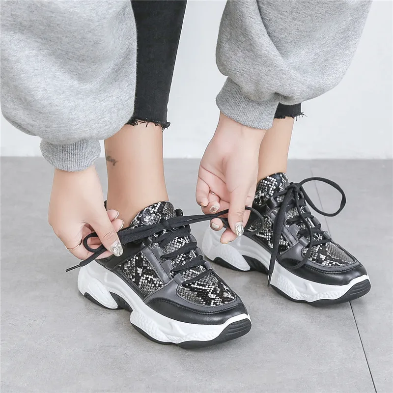 Новинка 2020 года сезон весна кроссовки со змеиным узором повседневная обувь на