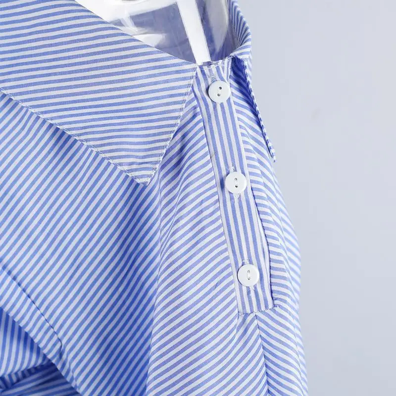 Женское летнее платье с открытыми плечами голубое в полоску больших размеров