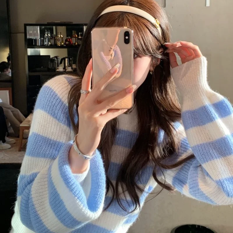 Свитер женский трикотажный с круглым вырезом базовый пуловер в полоску короткий