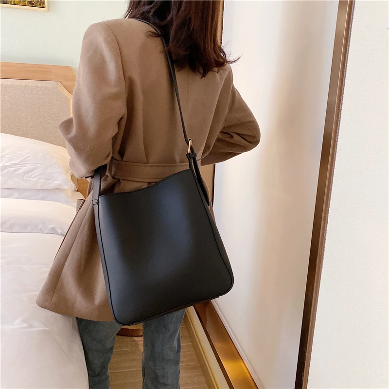 Новинка однотонная женская сумка мешок через плечо качественная удобная из