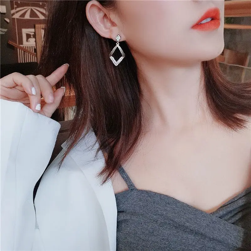 

2021 new Korean Fashion Luxury Micro Zircon Letter J Earrings INS Zinc Alloy Earrings For Women 2021 Cool Ear Stud Girls Meeting