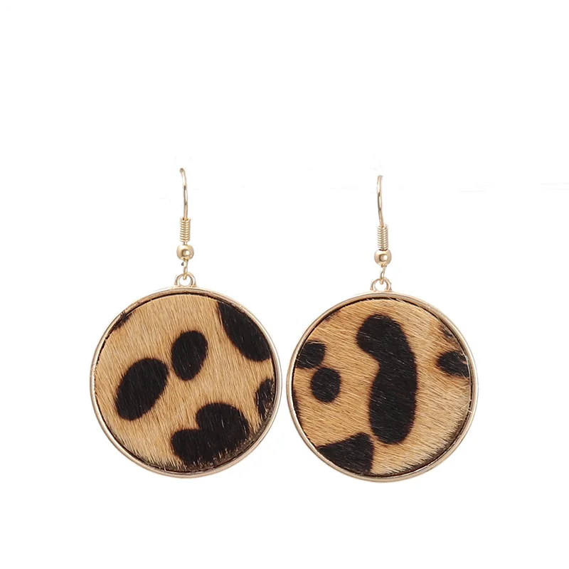 Серьги круглой формы с каракулевым ошейником в виде леопарда и вкраплениями из меха зебры с вкраплениями из раковины абалон на 2020 год.