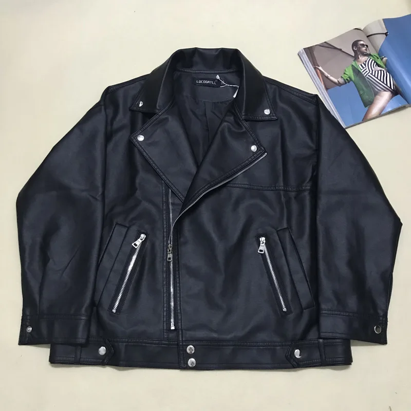 Большая женская кожаная мотоциклетная куртка короткая байкерская на весну и