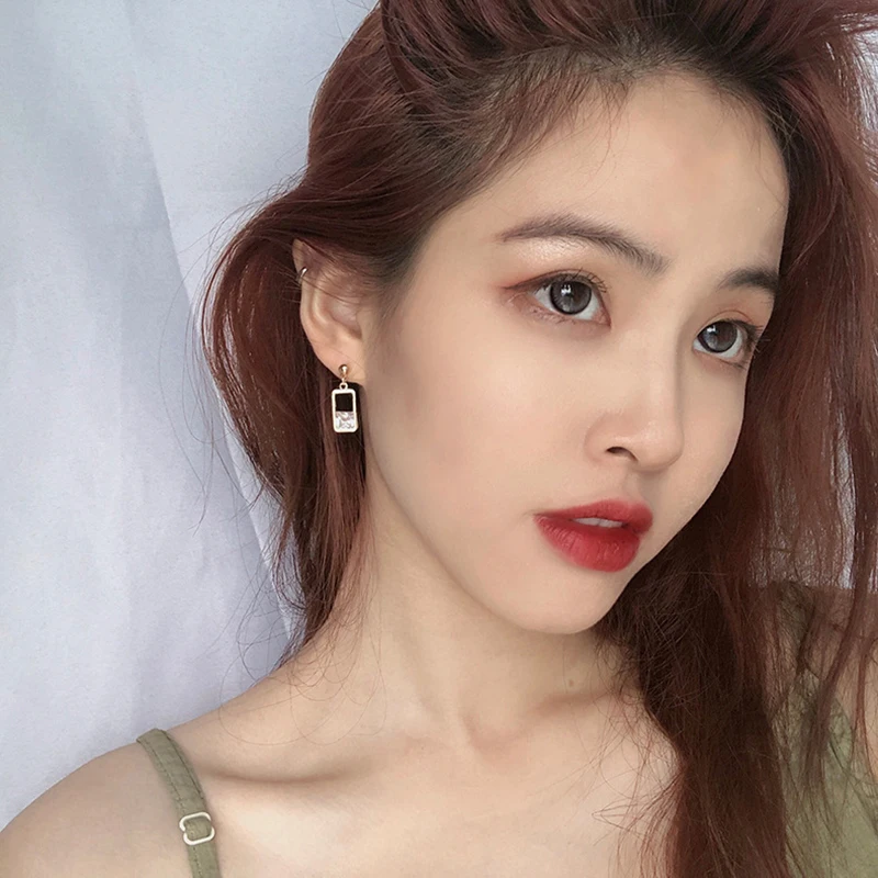 Модные минималистичные квадратные серьги с фианитами золотого цвета