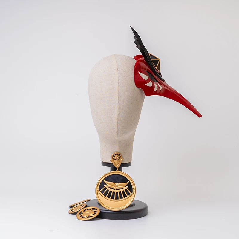 

Брошь в виде маски куджоу Сара из игры «Genshin Impact»