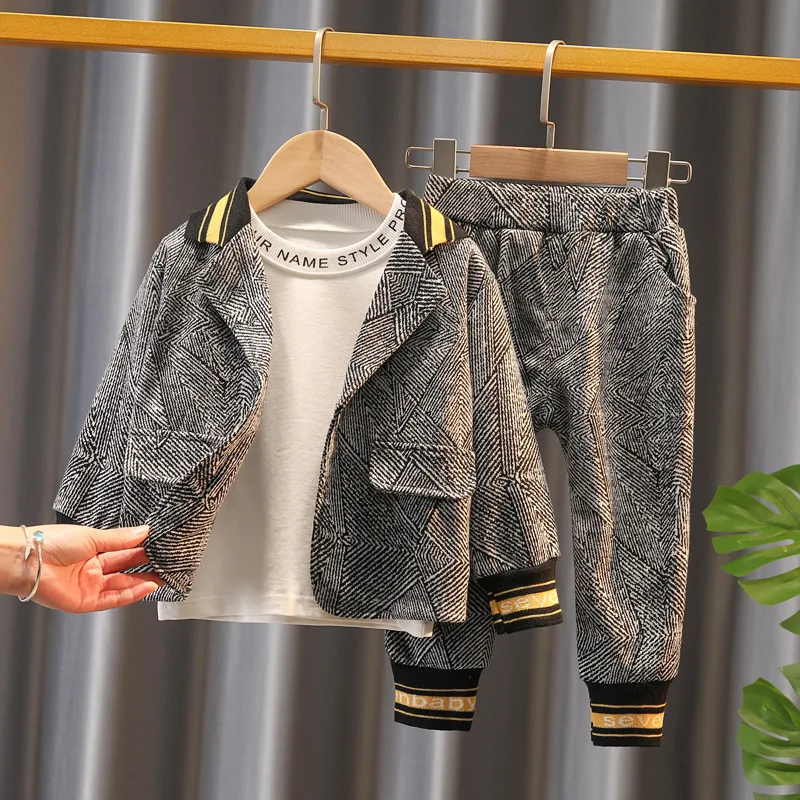 

Модный красивый комплект одежды для маленьких мальчиков, Детские повседневные полосатые костюмы из 3 предметов, пальто с лацканами + футбол...