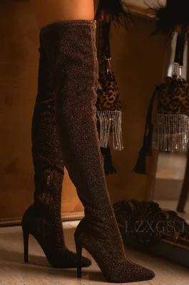 Женские леопардовые сапоги выше колена обтягивающие на высоком каблуке сезон