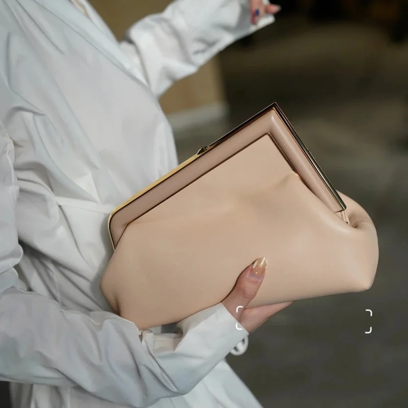 

2021 Autumn and Winter F New First Single Shoulder Fashion Crossbody Chain Women's Bag Lock Catch Hand Leather Clip Bag