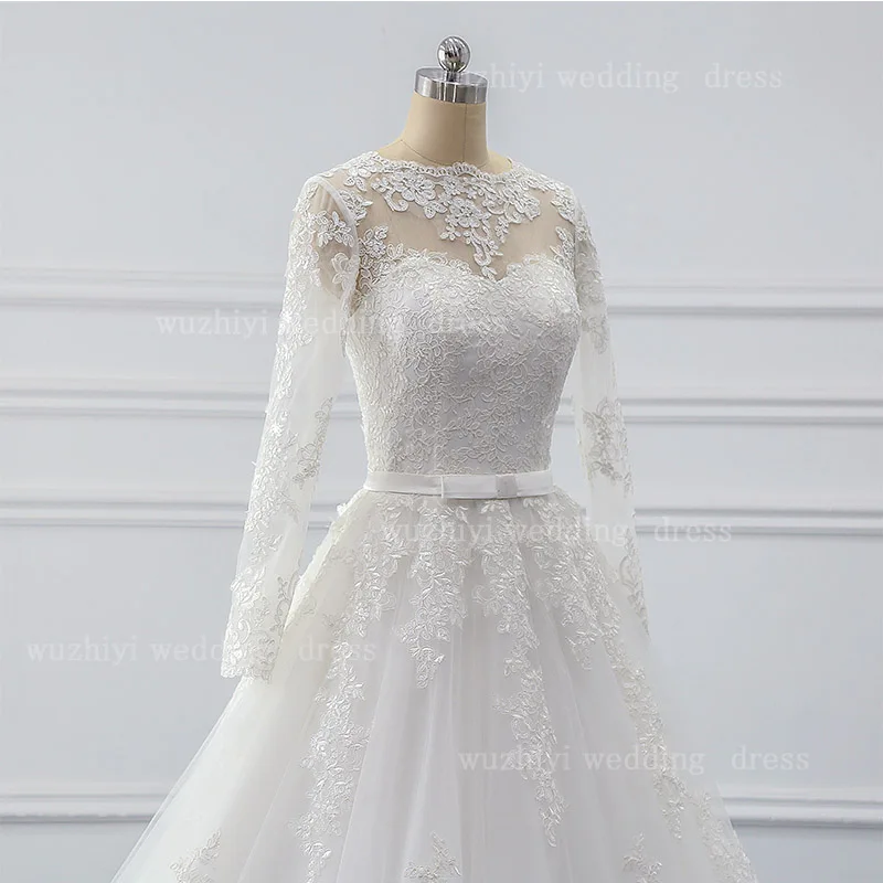 Свадебное платье трапециевидной формы расшитое бисером кружевное с аппликацией