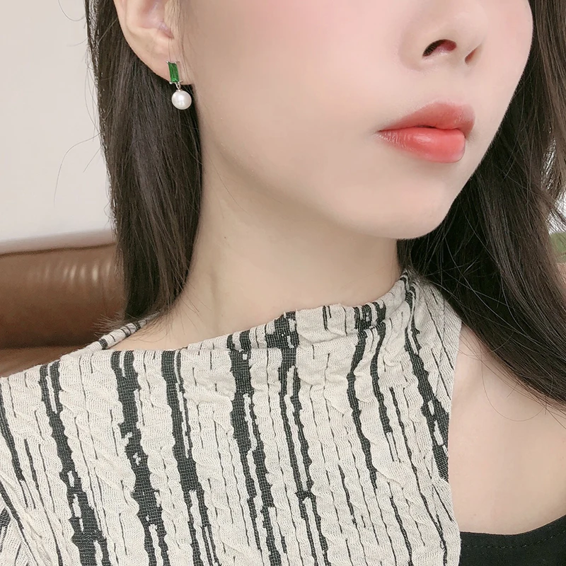 Серьги асимметричные из серебра 925 пробы в минималистичном стиле | Украшения и