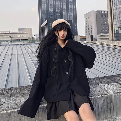 Женская Осенняя куртка в стиле темного цвета свободная с длинными рукавами и