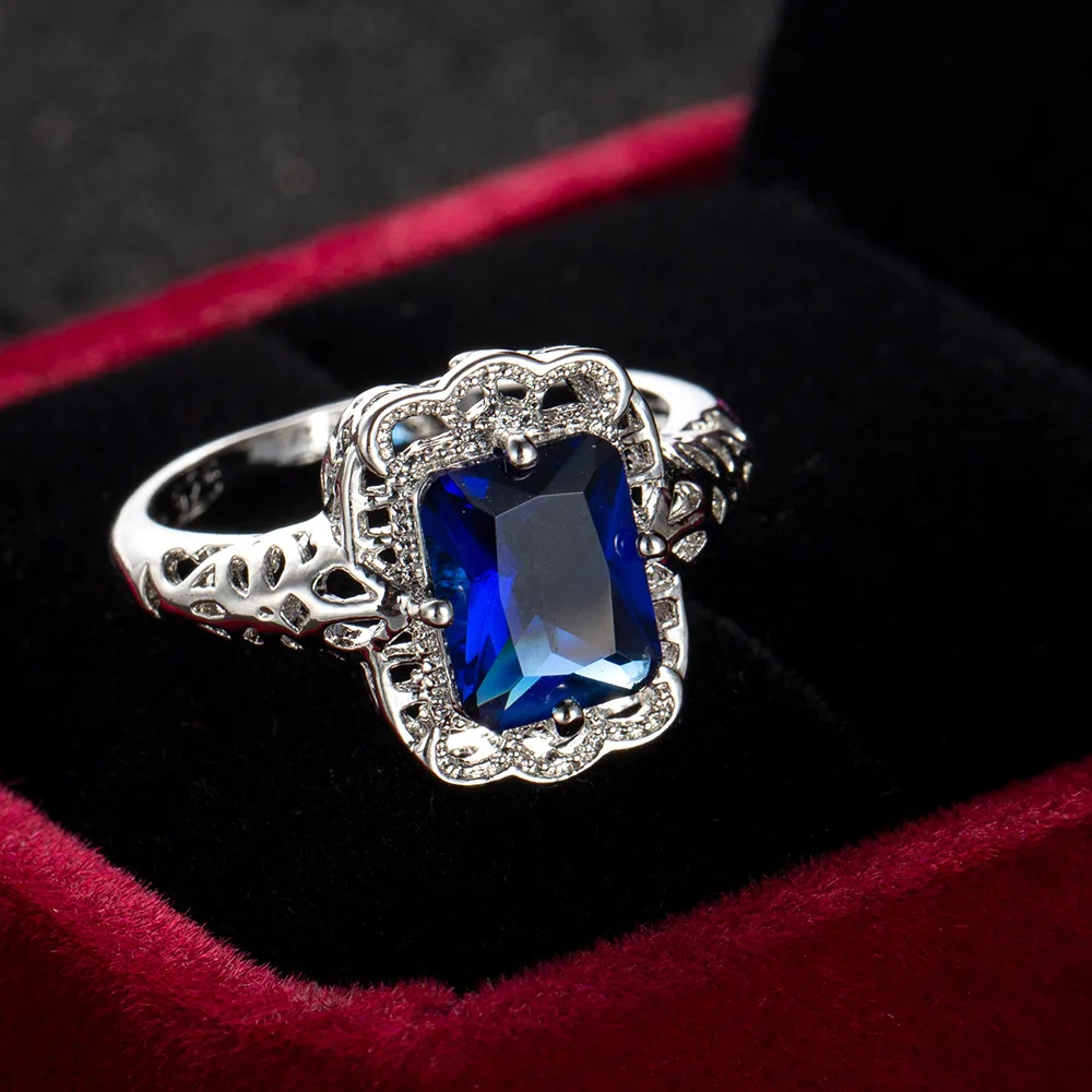 Женские кольца Hyperbole с крупным квадратным фианитом Королевского синего цвета