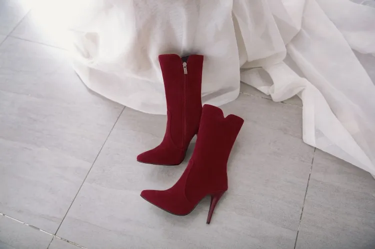 Европейские и американские модные ботинки средней высоты с острым носком на