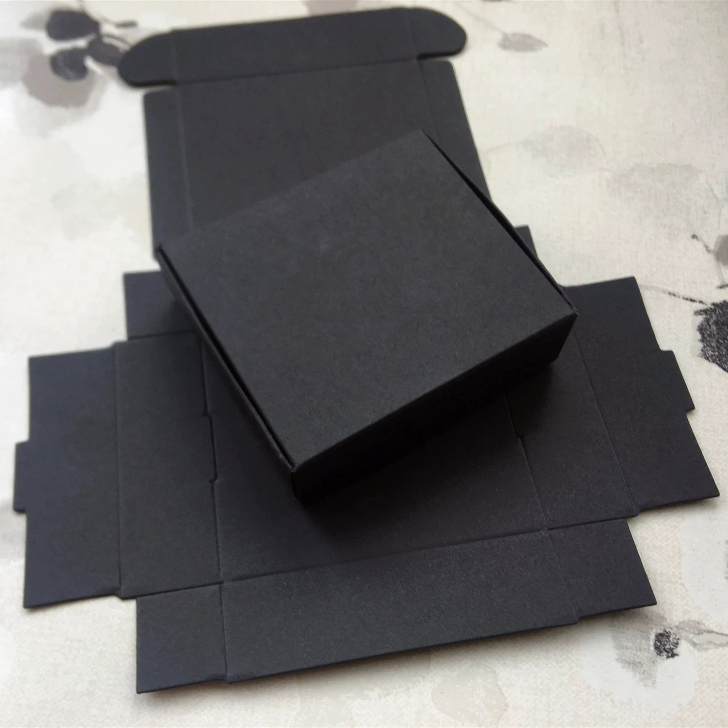 

100Pcs/ Lot Black Cardboard Paper Boxes Blank Kraft Paper Carton Box Folding DIY Soap Party Jewelry Crafts Gifts Packaging Box