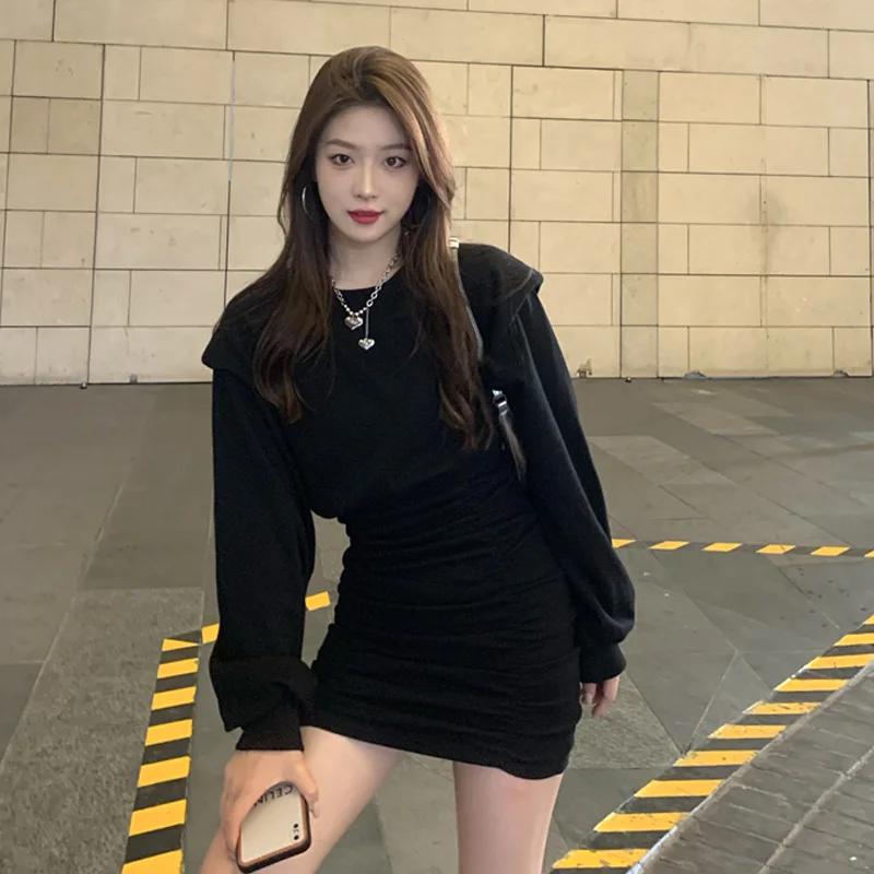 Женское платье с длинным рукавом серая облегающая короткая юбка на бедрах модель