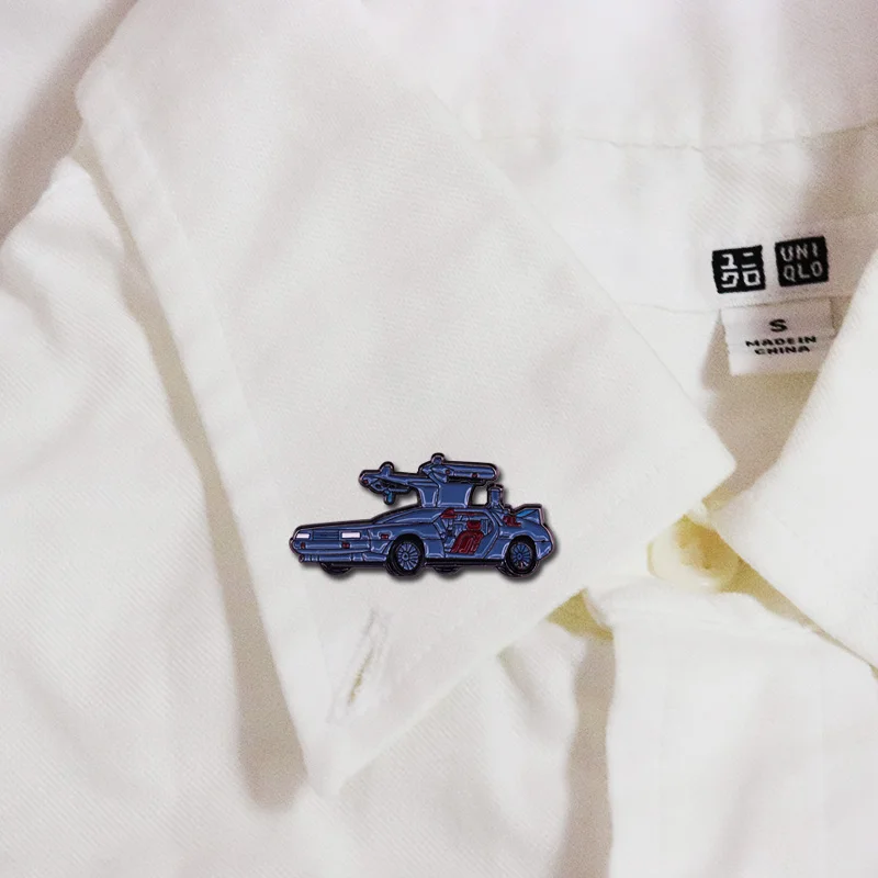 Делореанская штифтовая булавка с отворотами чтобы вернуться в будущее сейчас и