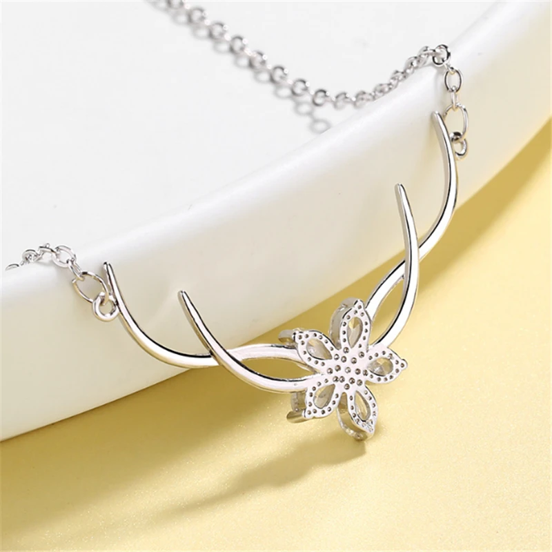 Ожерелье-чокер с цветами из горного рога белого и розового цвета кристаллами