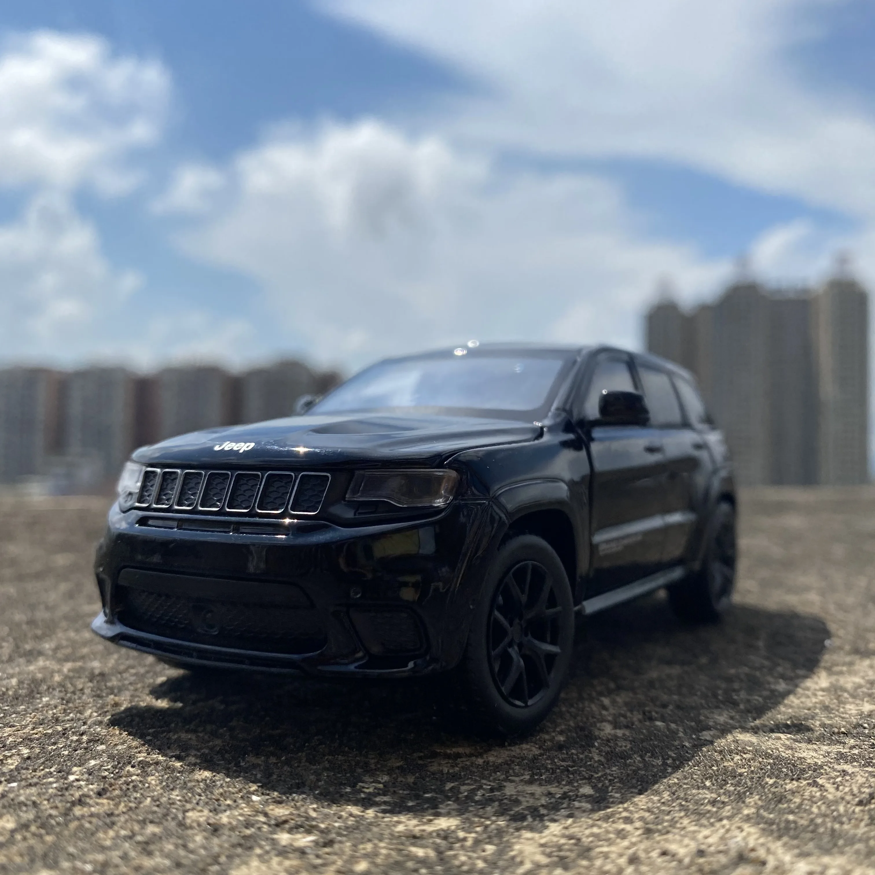 

1/32 моделирование сплава JeepSrt Grand Cherokee Игрушечная модель машины литья под давлением амортизатор звук светильник модель автомобиля для детей ...