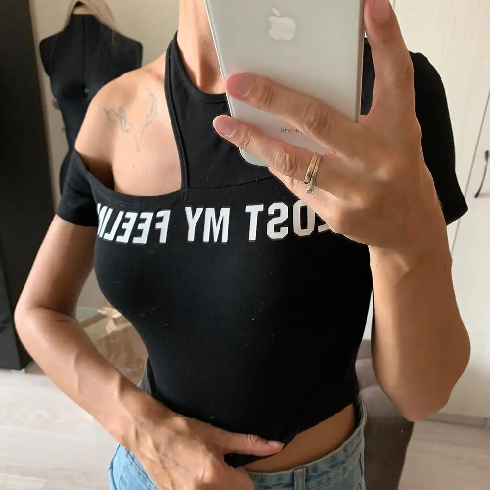 Женская Асимметричная футболка с буквенным принтом круглым вырезом и коротким