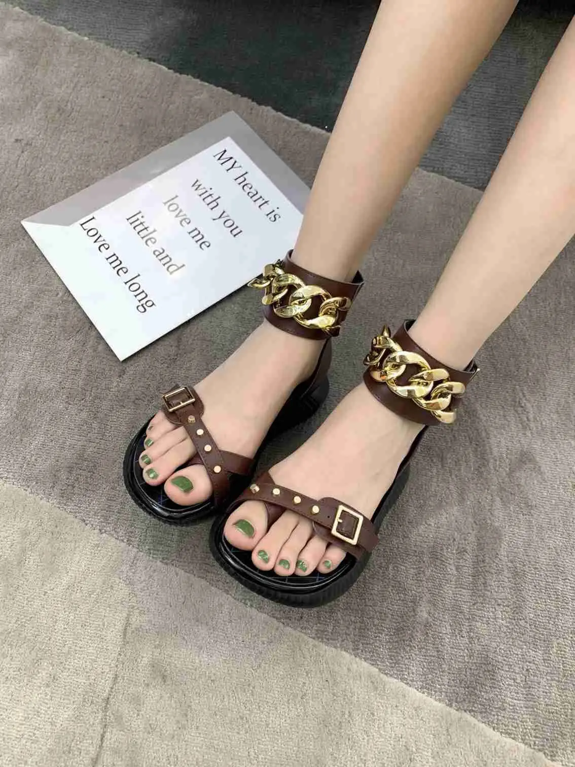 

Сандалии-гладиаторы в римском стиле женские, туфли с шипами, обувь на низком каблуке, открытый носок, ремешок на щиколотке, роскошная обувь на лето